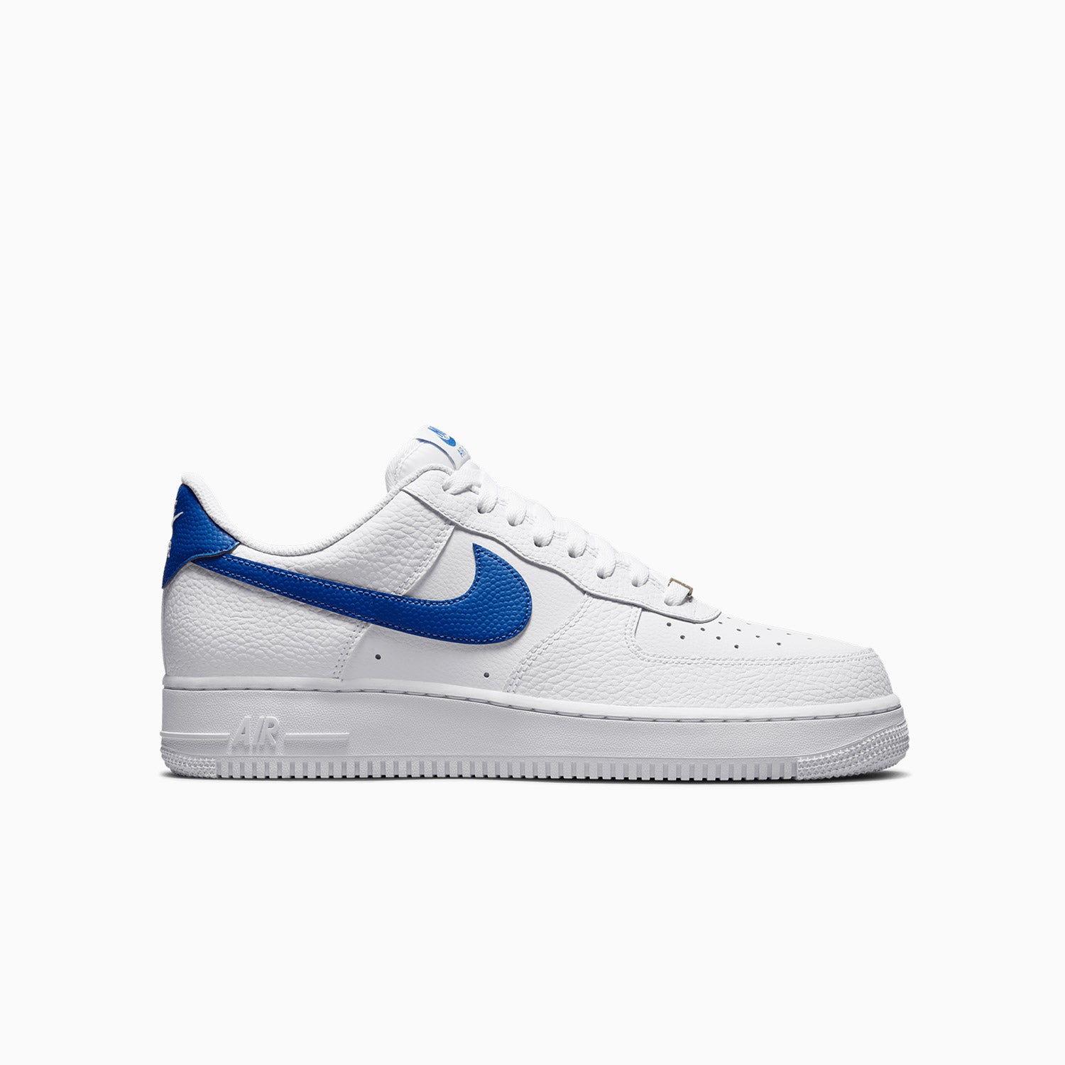 Nike Air Force 1 '07 Low sneakers in white and royal blue