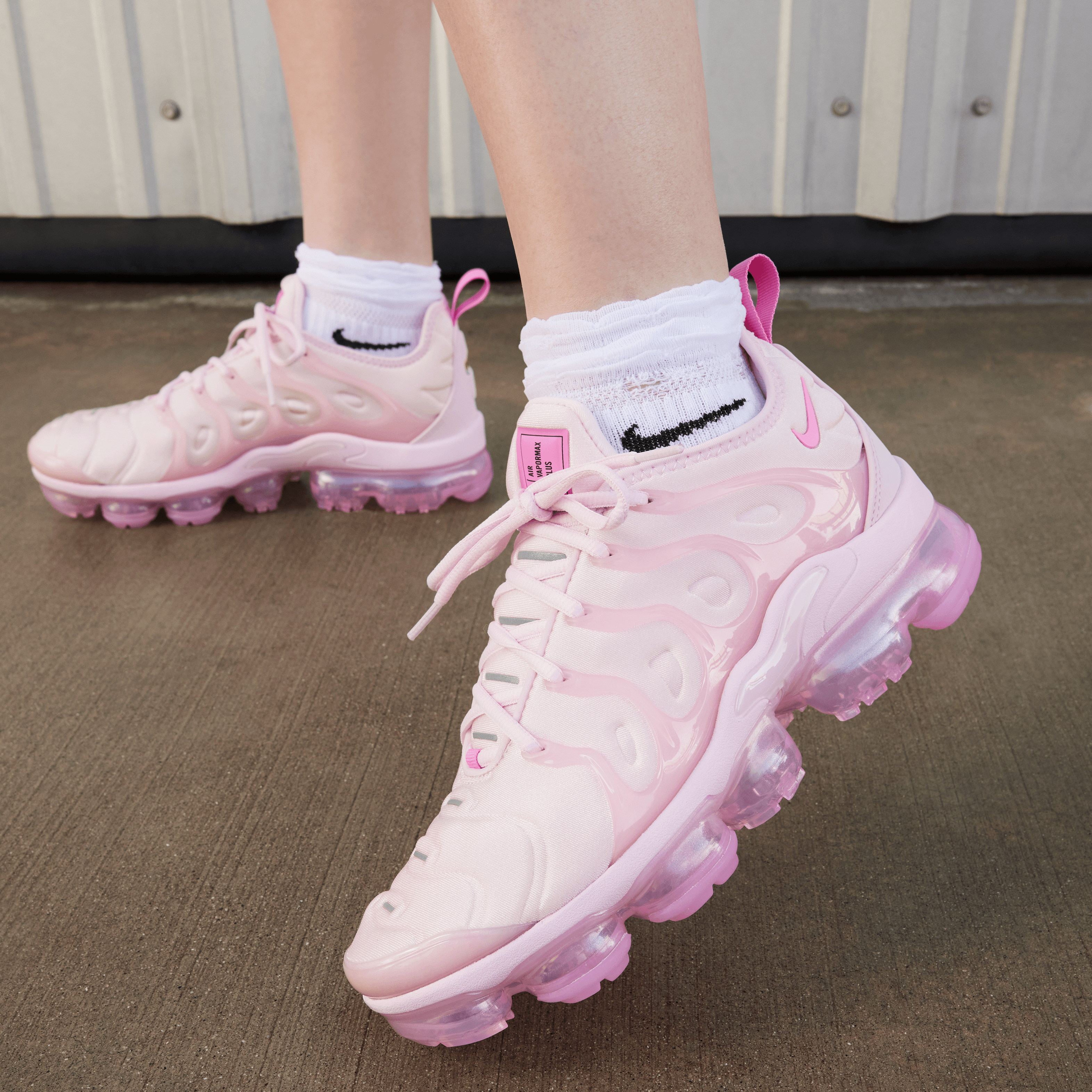 nike-womens-air-vapormax-plus-pink-foam-shoes-fz3614-686